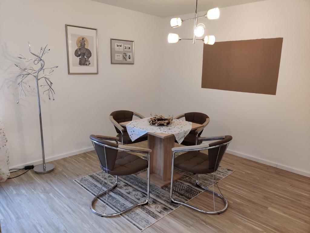 uma sala de jantar com mesa e cadeiras em Moderne Neubau Ferienwohnung em Wiesbaden