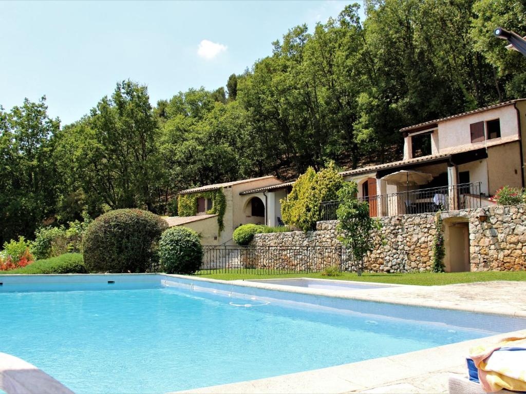 una piscina frente a una casa en Apartment La Bachasse by Interhome, en Carros