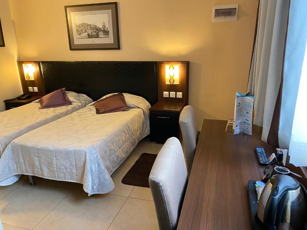 Postel nebo postele na pokoji v ubytování Grand Harbour Hotel