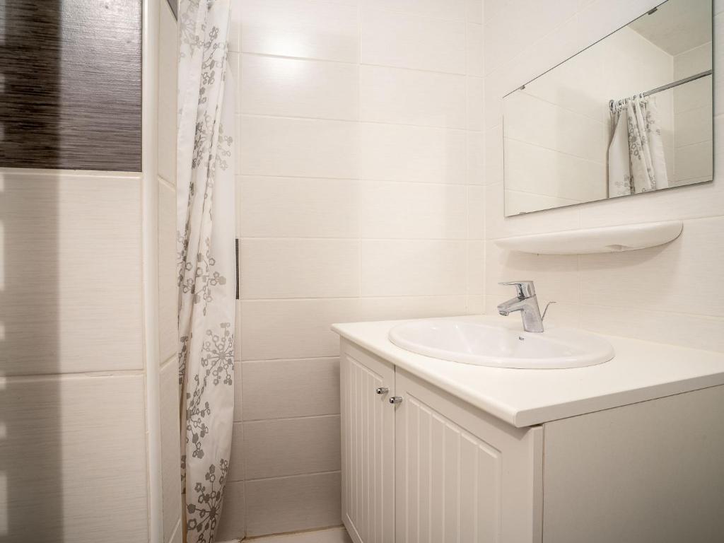 Koupelna v ubytování Apartment Coryles 043 A by Interhome