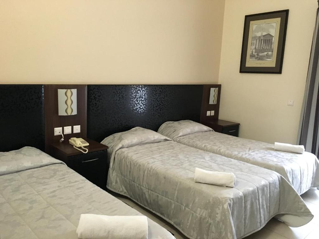 Postel nebo postele na pokoji v ubytování Grand Harbour Hotel