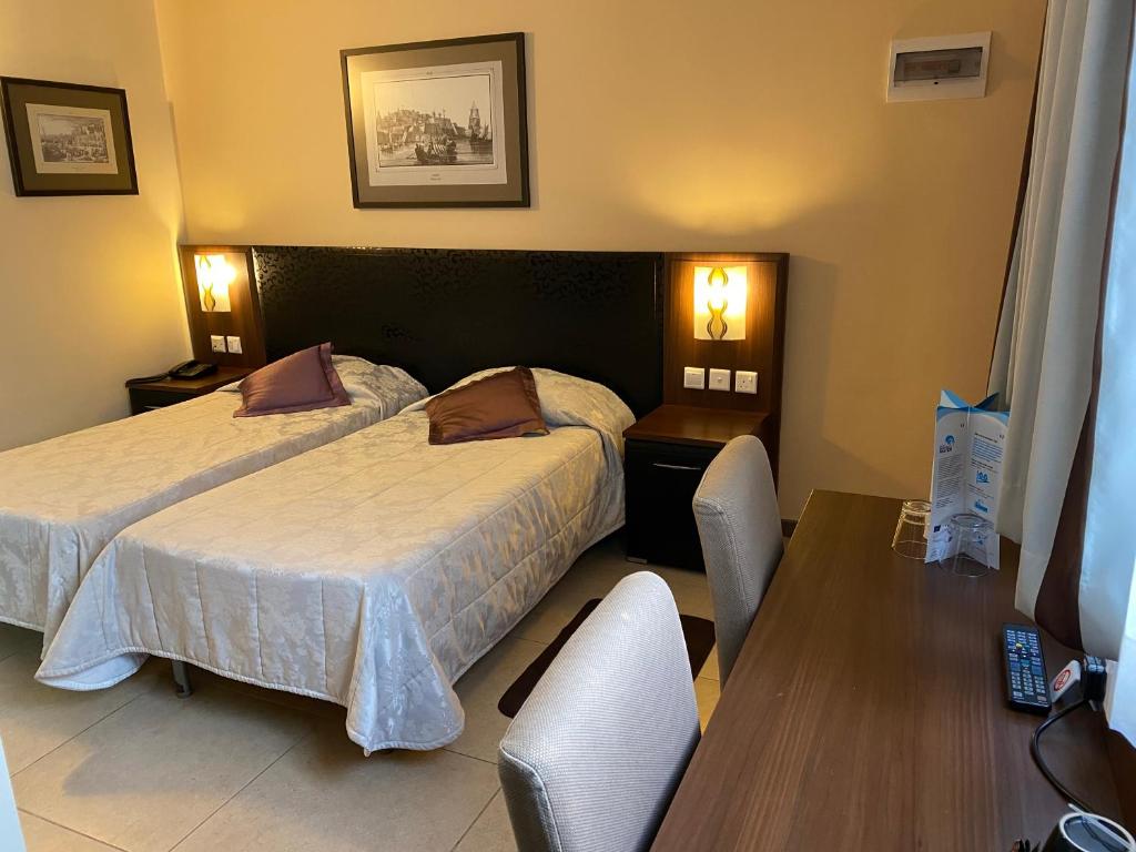 Postel nebo postele na pokoji v ubytování Grand Harbour Hotel