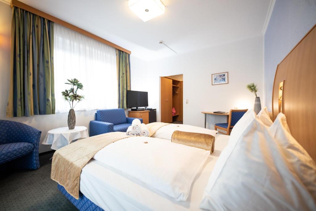 A bed or beds in a room at Hotel Landliebe