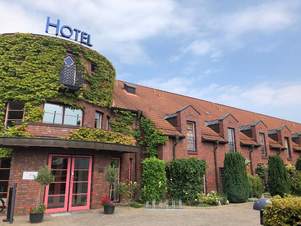 ein Hotel mit Efeu an der Seite eines Gebäudes in der Unterkunft Hotel ARTE Schwerin in Schwerin