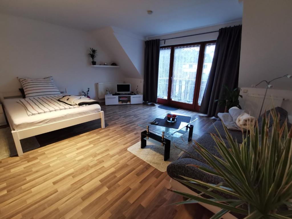 - un salon avec un lit et un canapé dans l'établissement R&A Lambertz, à Düsseldorf