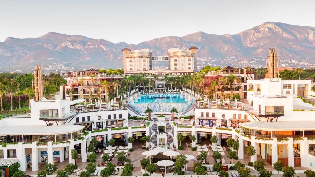 una vista aérea de un complejo con montañas en el fondo en Cratos Premium Hotel Casino & SPA, en Kyrenia