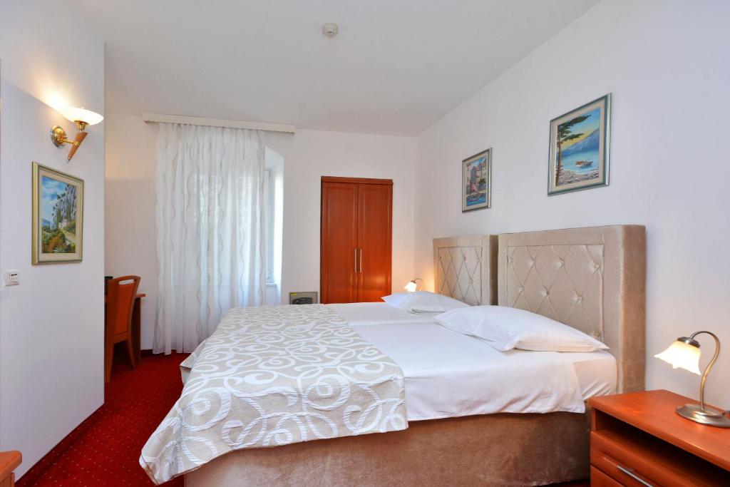 Postel nebo postele na pokoji v ubytování Hotel Adriana