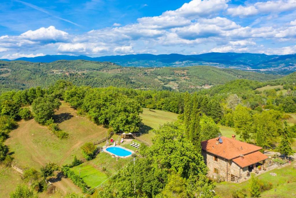 - une vue aérienne sur une vieille maison avec une piscine dans l'établissement Villa Bellavista, à Arezzo