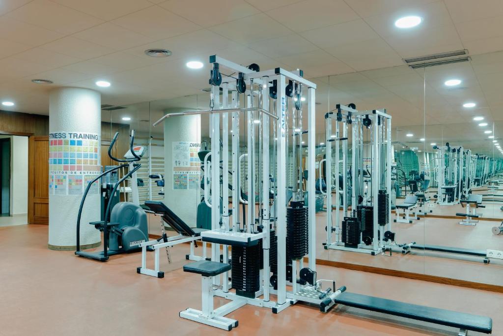 Fitness centrum a/nebo fitness zařízení v ubytování Hesperia Sant Joan
