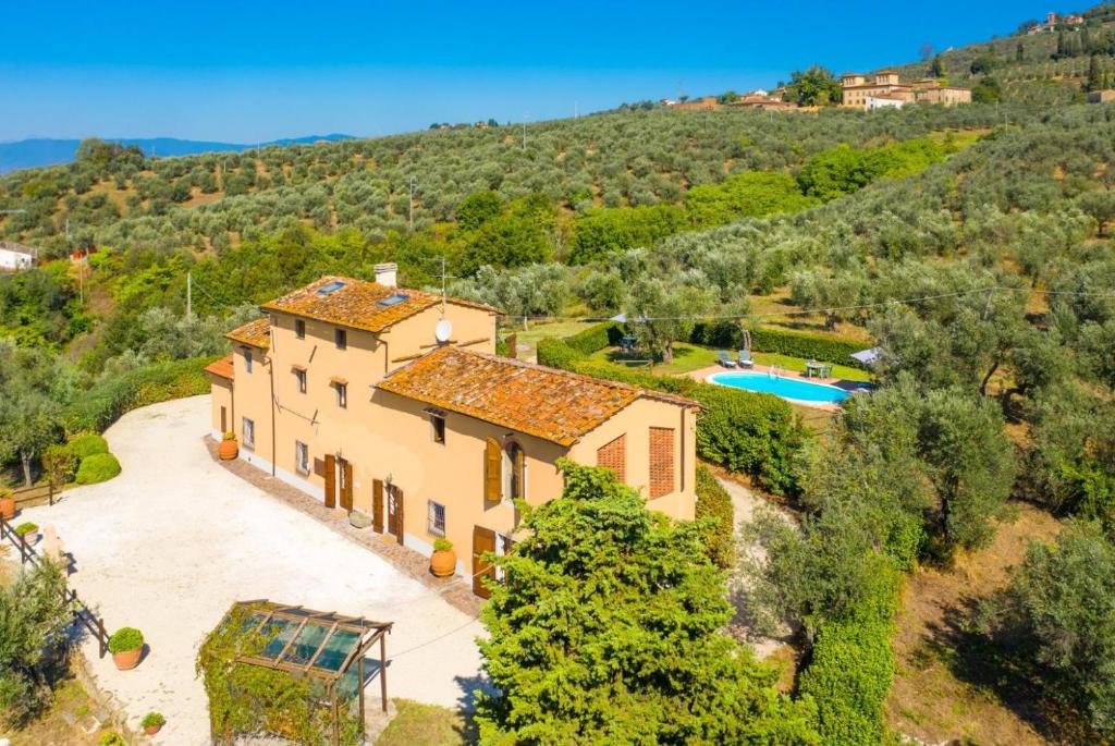 vista aerea di una casa con piscina di Villa Le Balze a Firenze