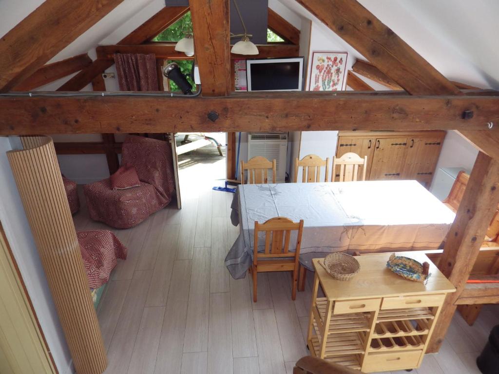 uma vista sobre um quarto com uma cama e uma mesa em Au grenier du lac em Gérardmer