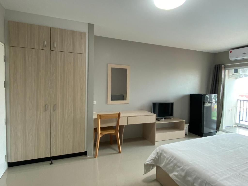1 dormitorio con escritorio, 1 cama y 1 mesa en H12, The Stylish Apartment, en Hua Hin