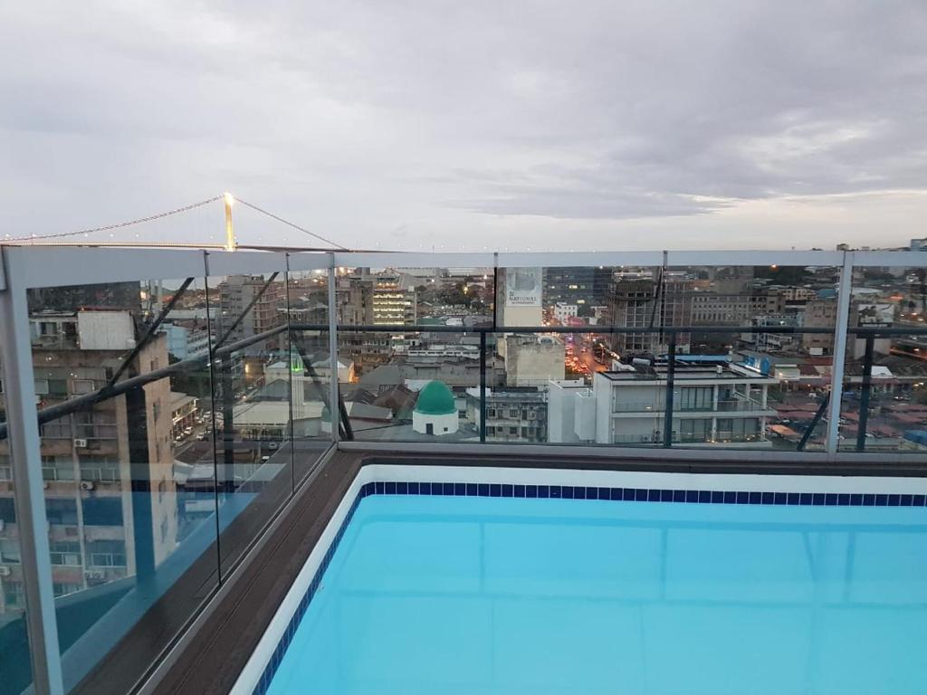 Bazén v ubytování ONOMO Hotel Maputo nebo v jeho okolí