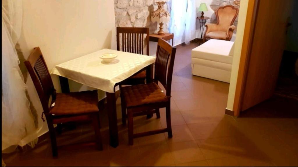 jadalnia ze stołem i krzesłami oraz pokój w obiekcie Apartment Beatrice. 10mt to the beach :) w Rovinj