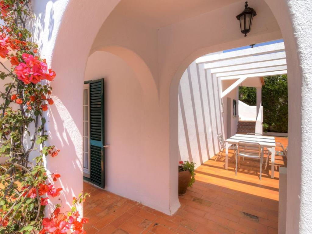 einen Flur mit einem Torbogen, einem Tisch und Stühlen in der Unterkunft Villa in Carvoeiro with 2 bedrooms and private pool - short walk to local restaurant in Estômbar