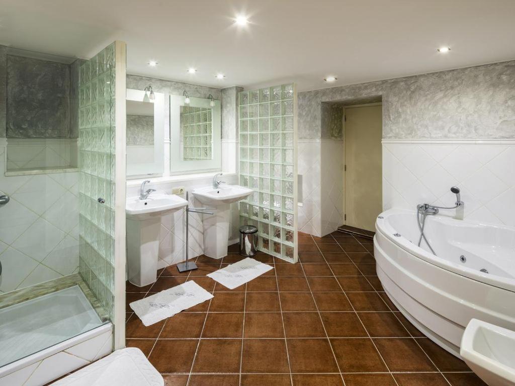 y baño con 2 lavabos, bañera y ducha. en Beautiful Loule Villa - Villa Quinta Tropical - Private Pool - Air conditioning - WIFI en Loulé