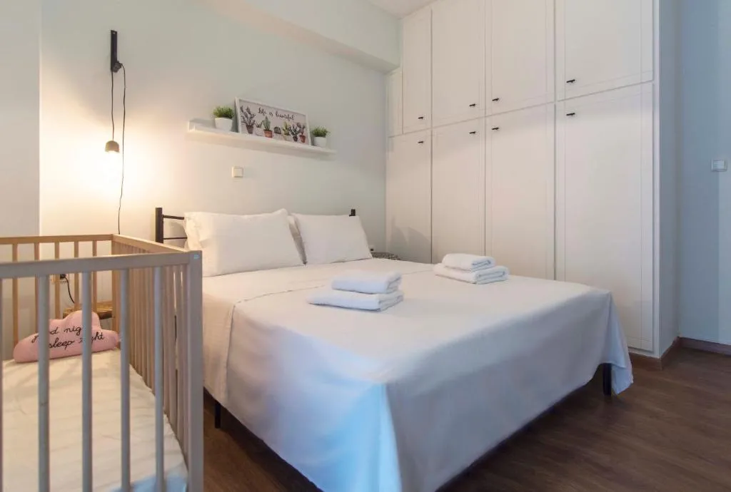 Sunny & Comfy, 60m² apt in Athens, 200m from metro, Athens, Greece