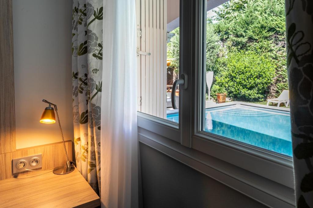 Bazén v ubytování Hôtel Mireille nebo v jeho okolí