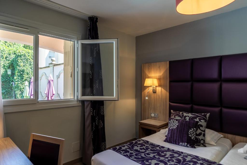 Postel nebo postele na pokoji v ubytování Hôtel Mireille