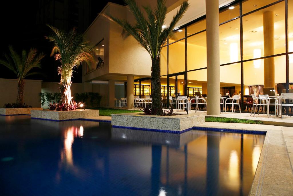 Bazén v ubytování Mövenpick Hotel Ikoyi Lagos nebo v jeho okolí