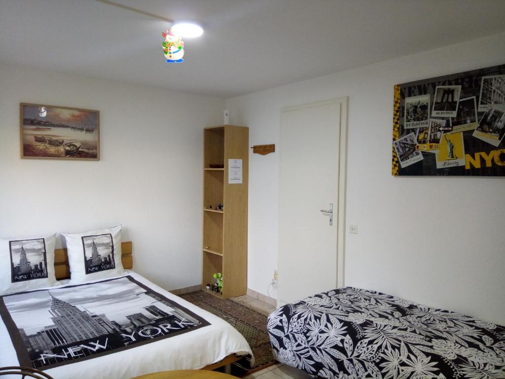um pequeno quarto com uma cama e um closet em Le Yanis em Lausanne