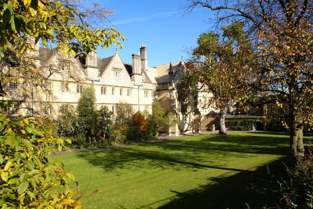 duży zamek z trawnikiem przed nim w obiekcie Wadham College w Oksfordzie