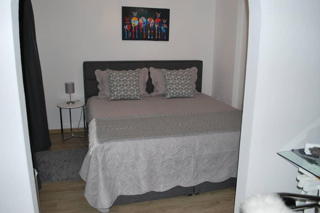 Postel nebo postele na pokoji v ubytování Sonniges Appartement am Tegernsee