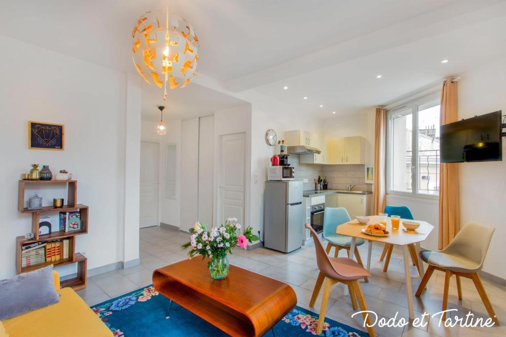 a living room with a table and a kitchen at Comfy 1 bedroom close to the station - Dodo et Tartine in Toulon