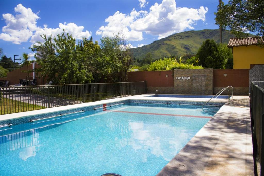 a swimming pool with a mountain in the background at San Diego in La Falda