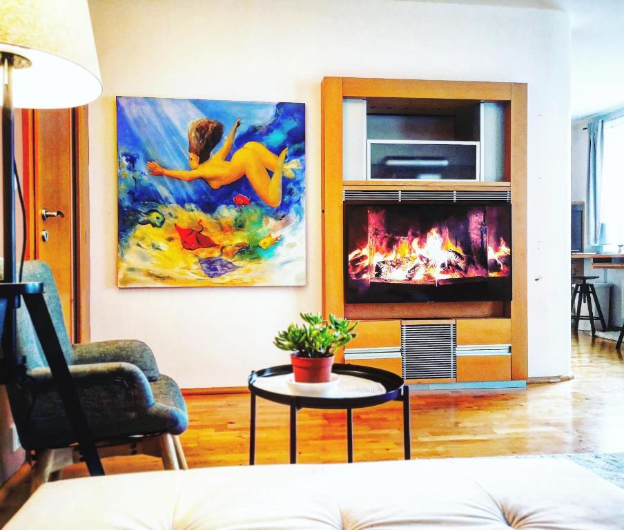 sala de estar con chimenea y TV en Brunetti Design Zlín, en Zlín