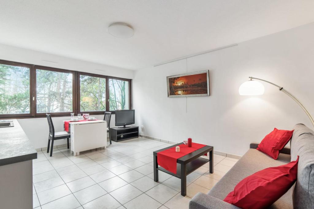 un salon avec un canapé et une table dans l'établissement Appartement Réguillon - Welkeys, à Villeurbanne