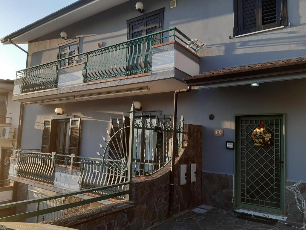 - un bâtiment avec balcon et porte verte dans l'établissement Casa Amoroso, à Santo Stefano del Sole