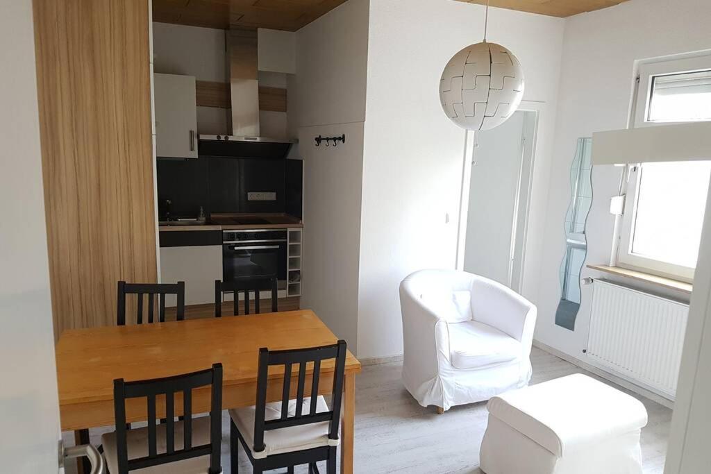 a kitchen and dining room with a table and chairs at einfache zentrums nahe Wohnung in Gummersbach