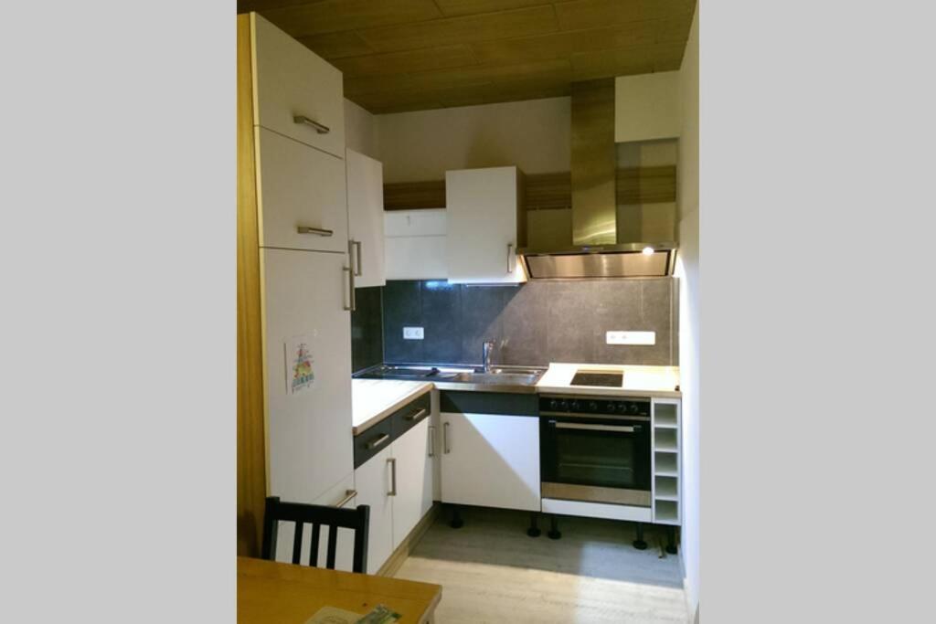 Dapur atau dapur kecil di einfache zentrums nahe Wohnung