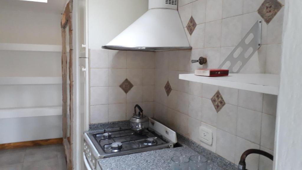 uma cozinha com uma placa de fogão num quarto em La casita en el parque em Chacras de Coria