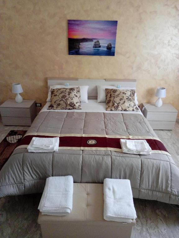 Hotel acqua di mare, a bedroom with a large bed with two pillows at acqua di mare in Taranto