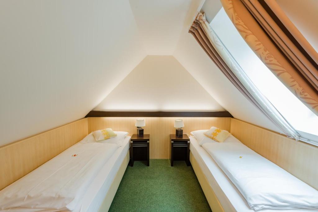 Postel nebo postele na pokoji v ubytování Hotel am Fischerhafen