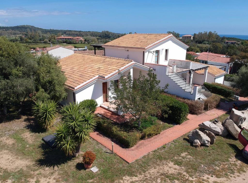 a white house with a tile roof at I Girasoli in Bari Sardo