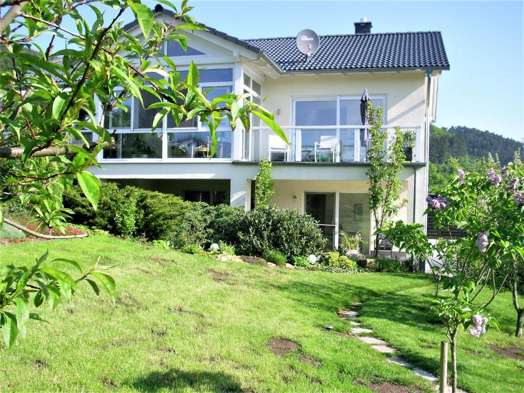 Κήπος έξω από το Seniorengerechte Ferienwohnung in Großalmerode