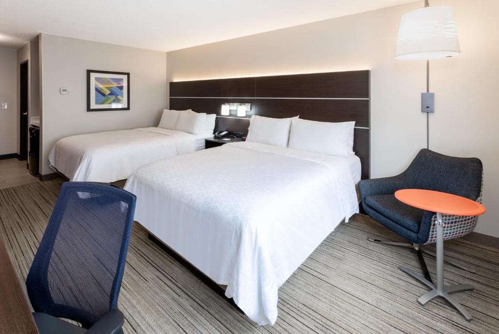 Holiday Inn Express Hotel & Suites Minneapolis-Downtown Convention Center, an IHG Hotel - Standard Room With Two Queen Beds