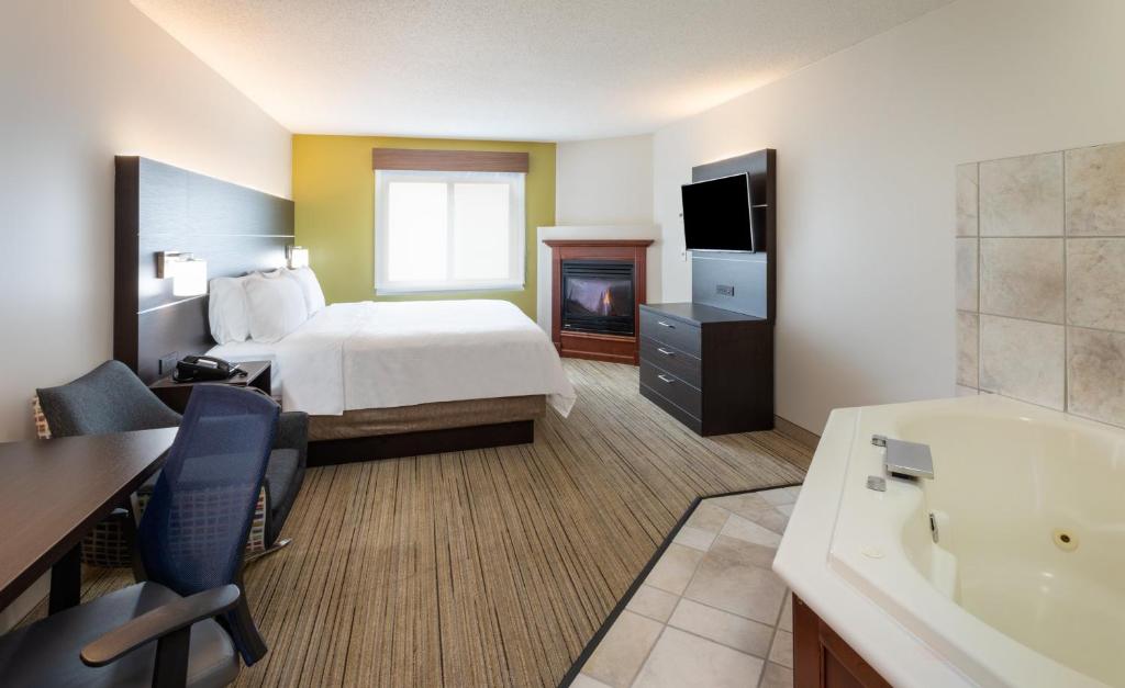 Holiday Inn Express Hotel & Suites Minneapolis-Downtown Convention Center, an IHG Hotel - King Suite