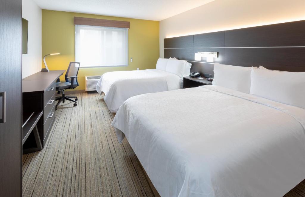 Holiday Inn Express Hotel & Suites Minneapolis-Downtown Convention Center, an IHG Hotel - Twin Room - Mobility Access With Bath Tub