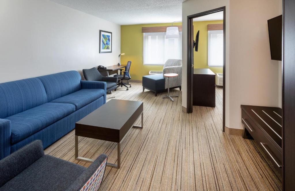 Holiday Inn Express Hotel & Suites Minneapolis-Downtown Convention Center, an IHG Hotel - Queen Suite With Sofa Bed