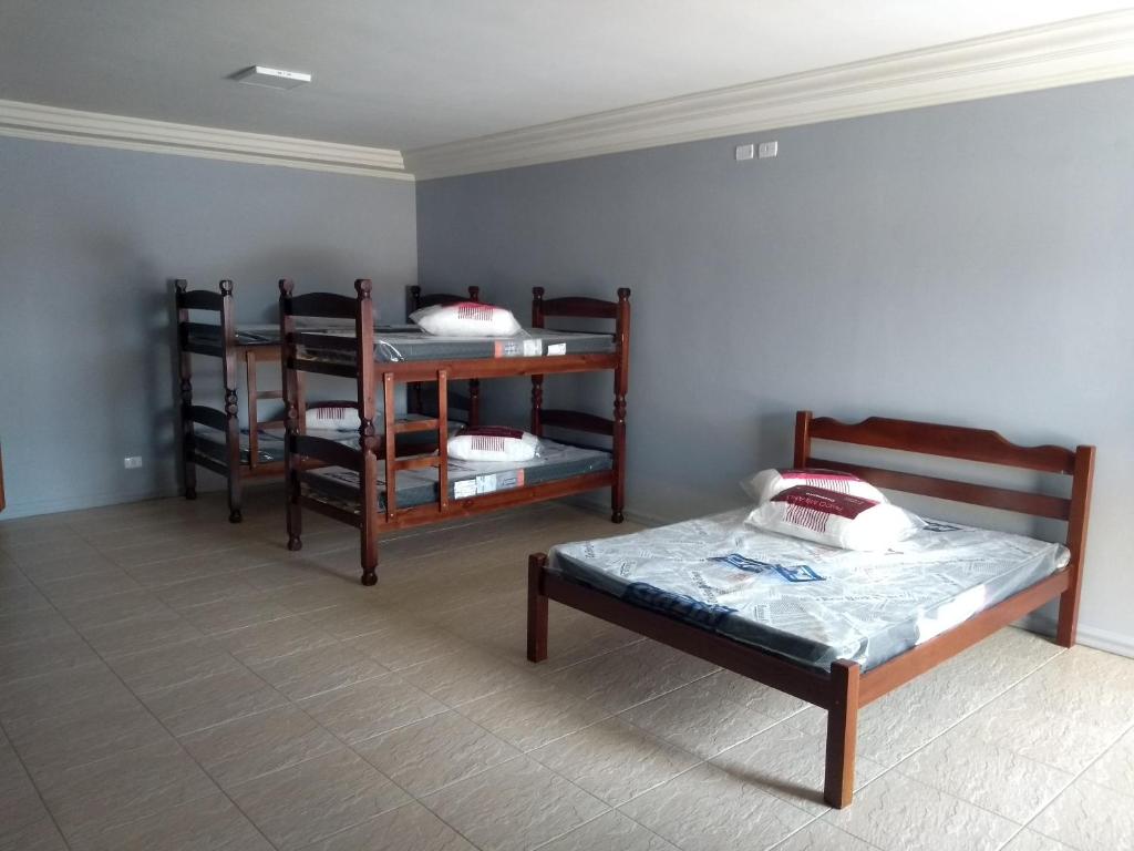 una habitación con tres literas en una habitación en Casa de praia Peruibe, en Peruíbe