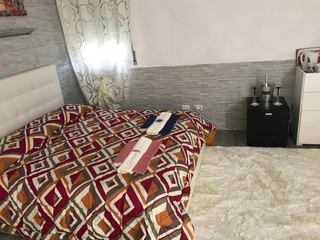 een slaapkamer met een bed met een kleurrijk dekbed bij Villa Suite Deluxe in Siracusa