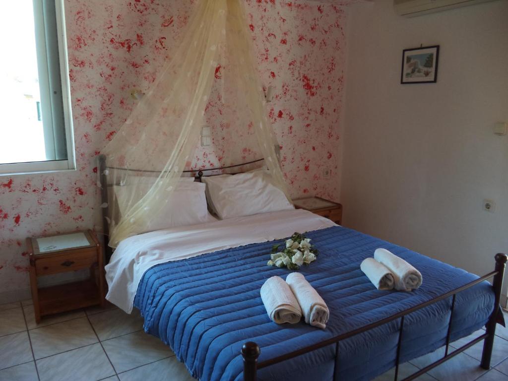 ein Schlafzimmer mit einem Bett mit zwei Handtüchern darauf in der Unterkunft Homer's Studio in Nydri