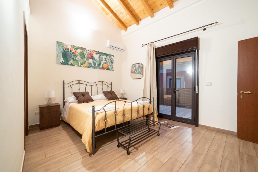 una camera da letto con un letto e un pavimento in legno di Le Vie del Centro B&B a Catania