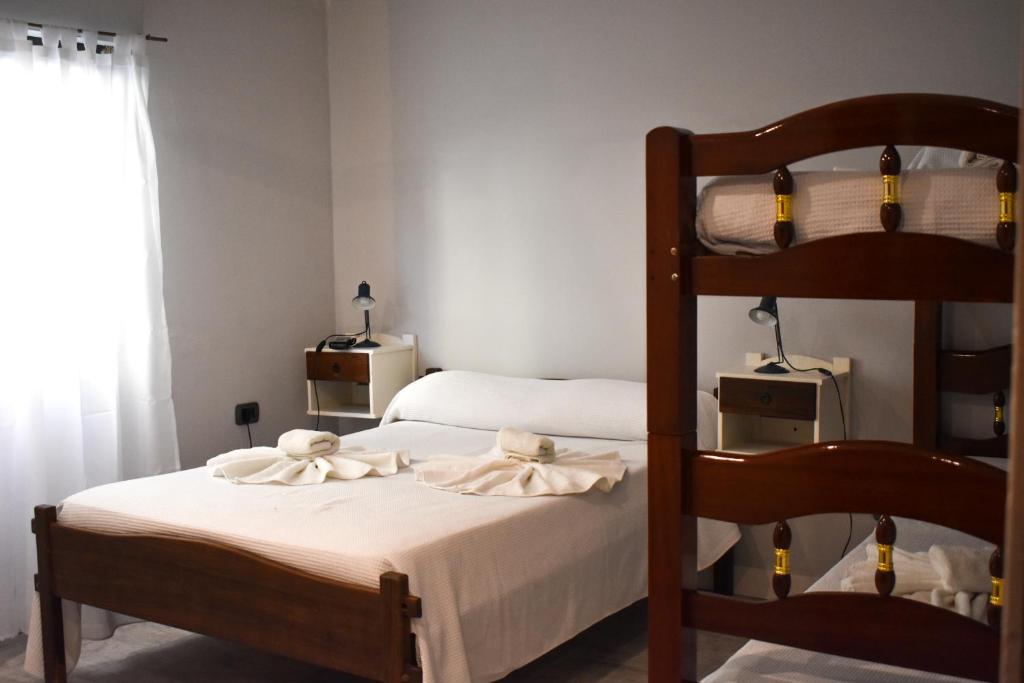 1 dormitorio con 2 camas y 1 litera en Cheval Blanc en Villa Gesell