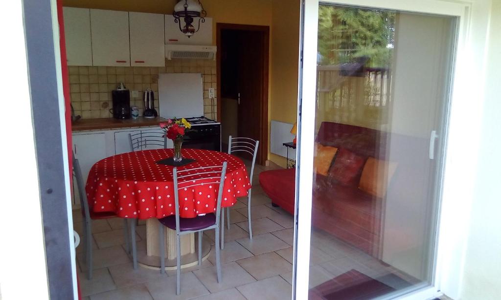 een keuken met een tafel met een rode stippellijn bij Appartement a la campagne in Poyanne