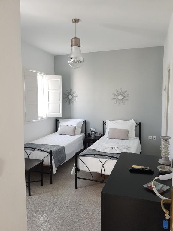Voodi või voodid majutusasutuse Embati Folegandros rooms toas